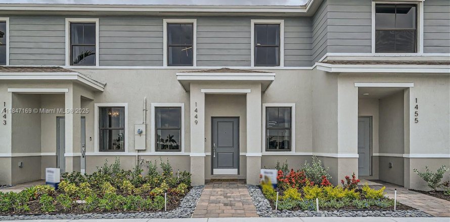 Townhouse in Florida City, Florida 3 bedrooms, 128.21 sq.m. № 1845553