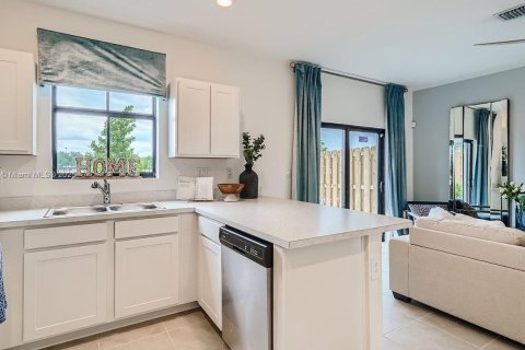 Townhouse in Florida City, Florida 3 bedrooms, 128.21 sq.m. № 1845553 - photo 11