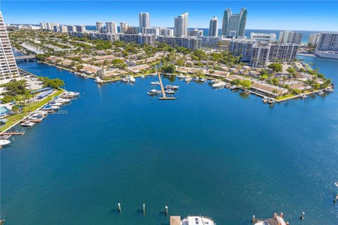 Copropriété à vendre à Hallandale Beach, Floride: 2 chambres, 184.32 m2 № 1955596 - photo 2