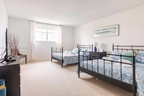 Condo in Hollywood, Florida, 2 bedrooms  № 1937889 - photo 8
