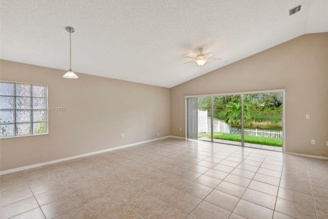 Casa en venta en Pembroke Pines, Florida, 3 dormitorios, 141.95 m2 № 1692856 - foto 3