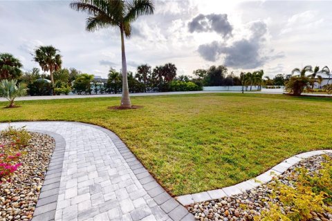 House in Punta Gorda, Florida 4 bedrooms, 240.25 sq.m. № 646732 - photo 3