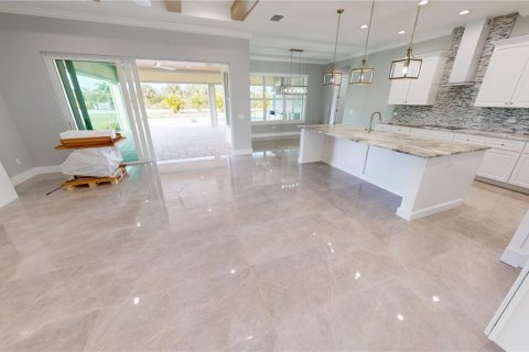 House in Punta Gorda, Florida 4 bedrooms, 240.25 sq.m. № 646732 - photo 10