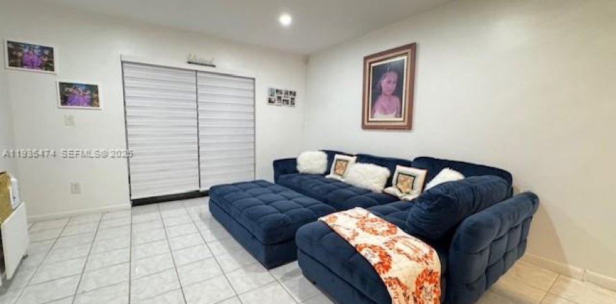 Condominio en Pembroke Pines, Florida, 2 dormitorios  № 1993682
