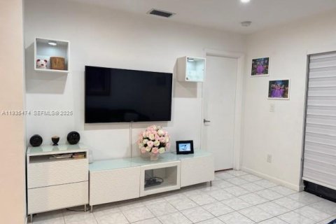 Condominio en alquiler en Pembroke Pines, Florida, 2 dormitorios, 74.88 m2 № 1993682 - foto 11