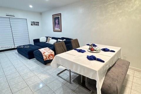 Condominio en alquiler en Pembroke Pines, Florida, 2 dormitorios, 74.88 m2 № 1993682 - foto 3