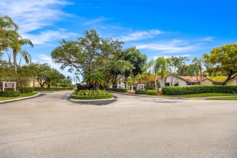 Condo in Coconut Creek, Florida, 3 bedrooms № 1988473 - photo 2