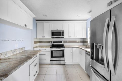 Condo in Coconut Creek, Florida, 3 bedrooms № 1988473 - photo 1