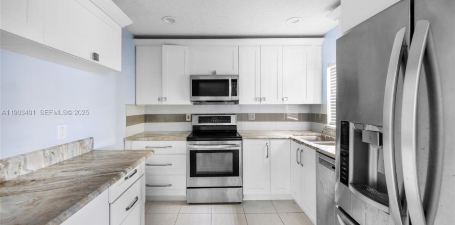 Condo in Coconut Creek, Florida, 3 bedrooms № 1988473