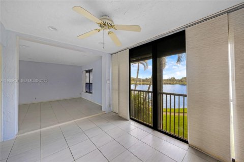 Condo in Coconut Creek, Florida, 3 bedrooms № 1988473 - photo 19