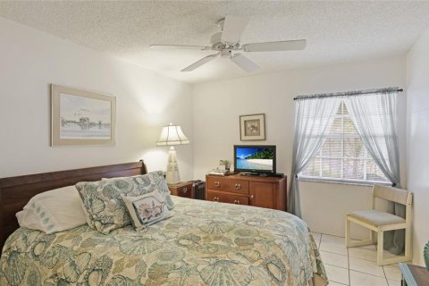 Condo in Bradenton, Florida, 2 bedrooms  № 2289678 - photo 13