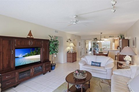 Condo in Bradenton, Florida, 2 bedrooms  № 2289678 - photo 16