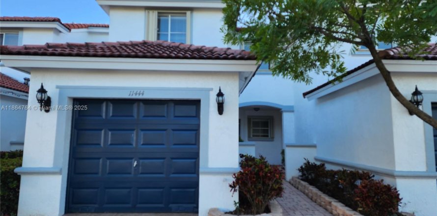 Adosado en Doral, Florida 3 dormitorios, 142.42 m2 № 1895309