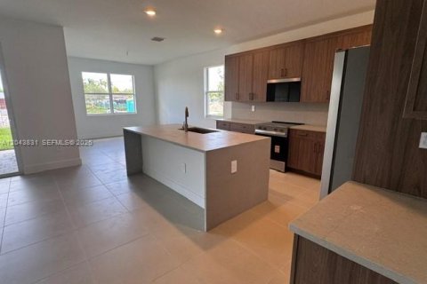 House in Cutler Bay, Florida 4 bedrooms, 235.32 sq.m. № 2169450 - photo 2