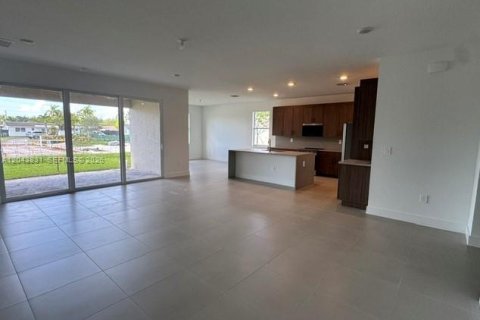 House in Cutler Bay, Florida 4 bedrooms, 235.32 sq.m. № 2169450 - photo 3