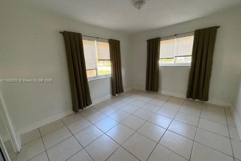 House in North Miami, Florida 2 bedrooms, 92.9 sq.m. № 1930696 - photo 23