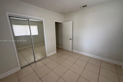 House in North Miami, Florida 2 bedrooms, 92.9 sq.m. № 1930696 - photo 14