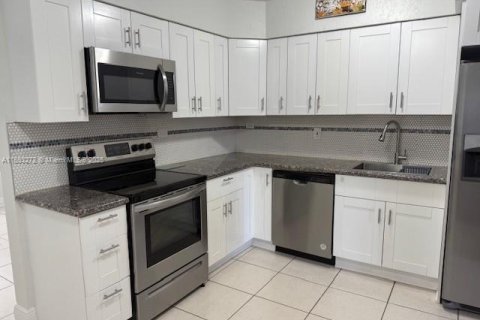 House in North Miami, Florida 2 bedrooms, 92.9 sq.m. № 1930696 - photo 3