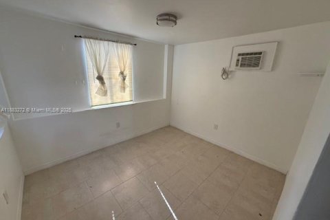 House in North Miami, Florida 2 bedrooms, 92.9 sq.m. № 1930696 - photo 26