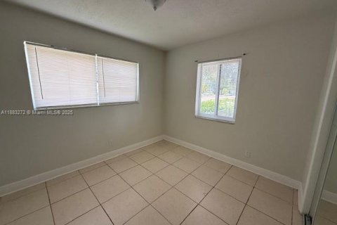 House in North Miami, Florida 2 bedrooms, 92.9 sq.m. № 1930696 - photo 17
