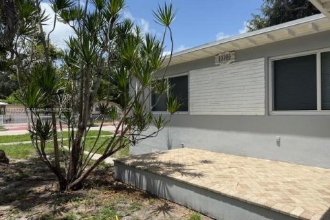 House in North Miami, Florida 2 bedrooms, 92.9 sq.m. № 1930696 - photo 2