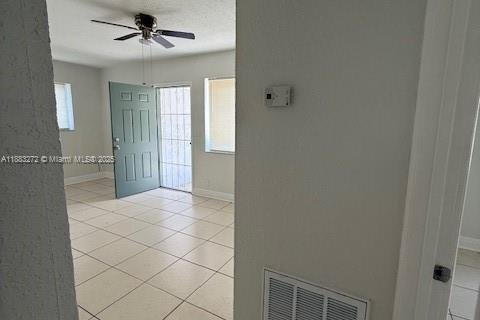 House in North Miami, Florida 2 bedrooms, 92.9 sq.m. № 1930696 - photo 8