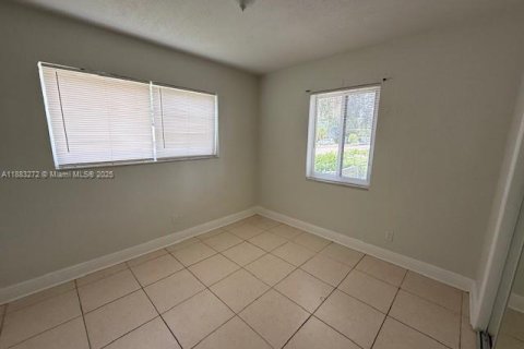 House in North Miami, Florida 2 bedrooms, 92.9 sq.m. № 1930696 - photo 16