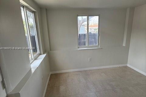 House in North Miami, Florida 2 bedrooms, 92.9 sq.m. № 1930696 - photo 9