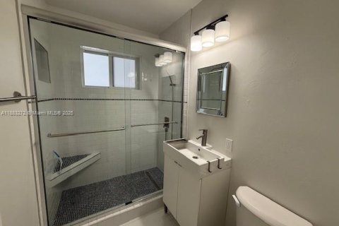 House in North Miami, Florida 2 bedrooms, 92.9 sq.m. № 1930696 - photo 11