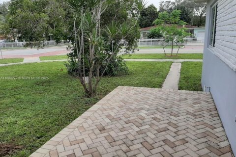House in North Miami, Florida 2 bedrooms, 92.9 sq.m. № 1930696 - photo 1