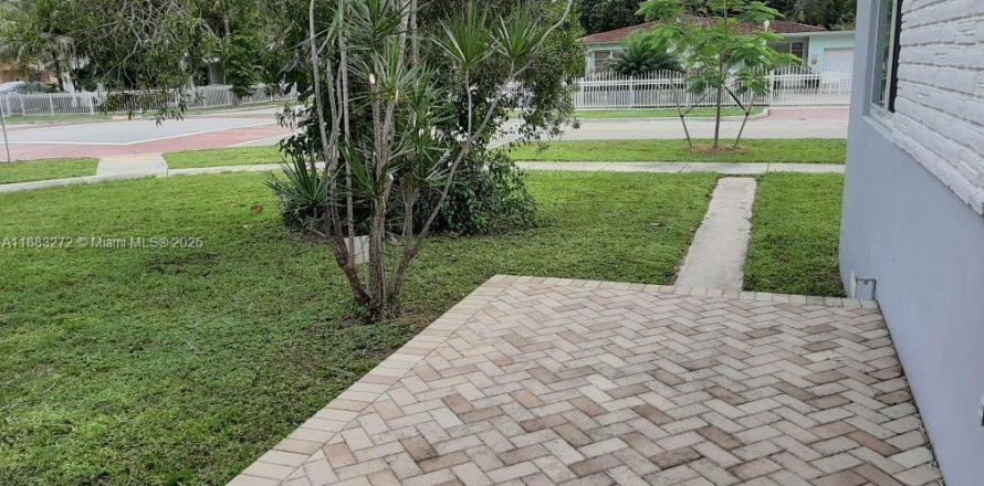 House in North Miami, Florida 2 bedrooms, 92.9 sq.m. № 1930696