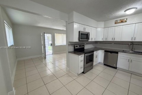 House in North Miami, Florida 2 bedrooms, 92.9 sq.m. № 1930696 - photo 4