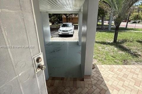 House in North Miami, Florida 2 bedrooms, 92.9 sq.m. № 1930696 - photo 21
