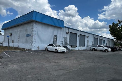 Immobilier commercial à louer à Orlando, Floride: 2140.47 m2 № 1822812 - photo 1