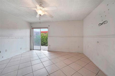 Condo in Hialeah, Florida, 2 bedrooms  № 1759198 - photo 12