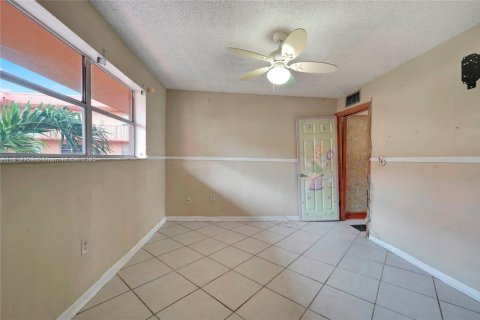Condo in Hialeah, Florida, 2 bedrooms  № 1759198 - photo 13