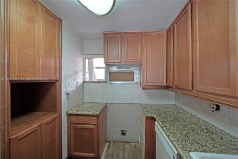 Condo in Hialeah, Florida, 2 bedrooms  № 1759198 - photo 10