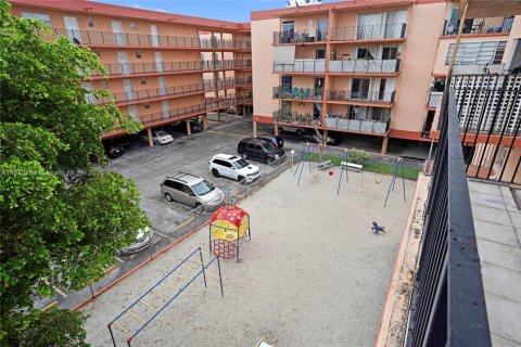 Condo in Hialeah, Florida, 2 bedrooms  № 1759198 - photo 23