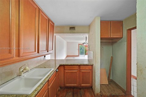 Condo in Hialeah, Florida, 2 bedrooms  № 1759198 - photo 7