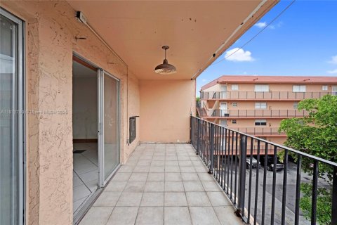 Condo in Hialeah, Florida, 2 bedrooms  № 1759198 - photo 20
