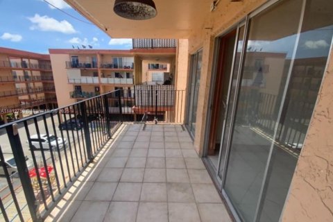 Condo in Hialeah, Florida, 2 bedrooms  № 1759198 - photo 3