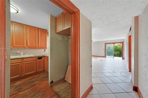 Condo in Hialeah, Florida, 2 bedrooms  № 1759198 - photo 9