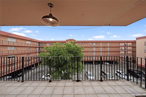 Condo in Hialeah, Florida, 2 bedrooms  № 1759198 - photo 21