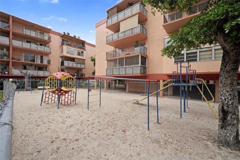 Condo in Hialeah, Florida, 2 bedrooms  № 1759198 - photo 24
