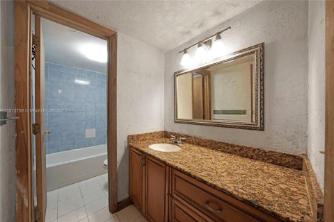 Condo in Hialeah, Florida, 2 bedrooms  № 1759198 - photo 16