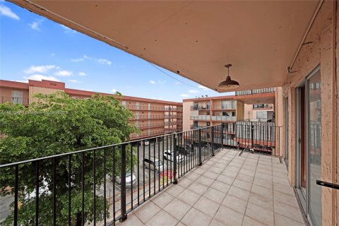Condo in Hialeah, Florida, 2 bedrooms  № 1759198 - photo 22