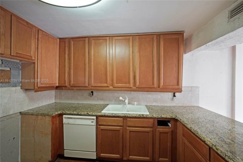Condo in Hialeah, Florida, 2 bedrooms  № 1759198 - photo 8
