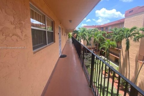 Condo in Hialeah, Florida, 2 bedrooms  № 1759198 - photo 2