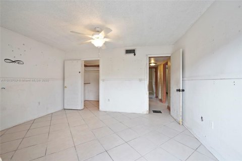 Condo in Hialeah, Florida, 2 bedrooms  № 1759198 - photo 11