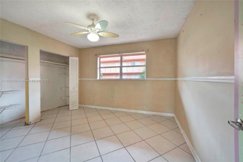 Condo in Hialeah, Florida, 2 bedrooms  № 1759198 - photo 15